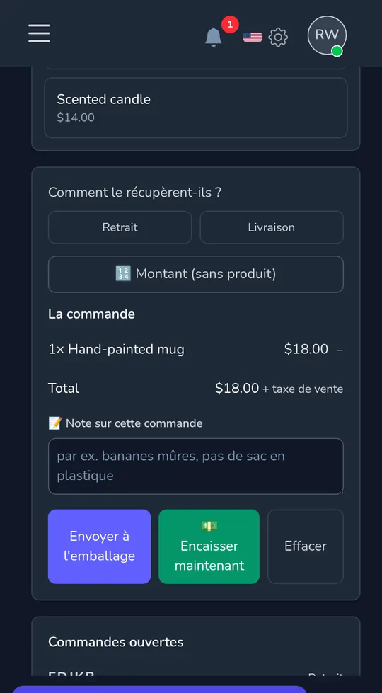 La caisse sur un téléphone : une tasse peinte à la main, le total, et les boutons pour l'envoyer à l'emballage ou encaisser maintenant.