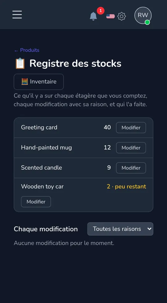 Le registre de stock sur un téléphone : quatre produits avec leurs quantités, l'un marqué « peu restants ».