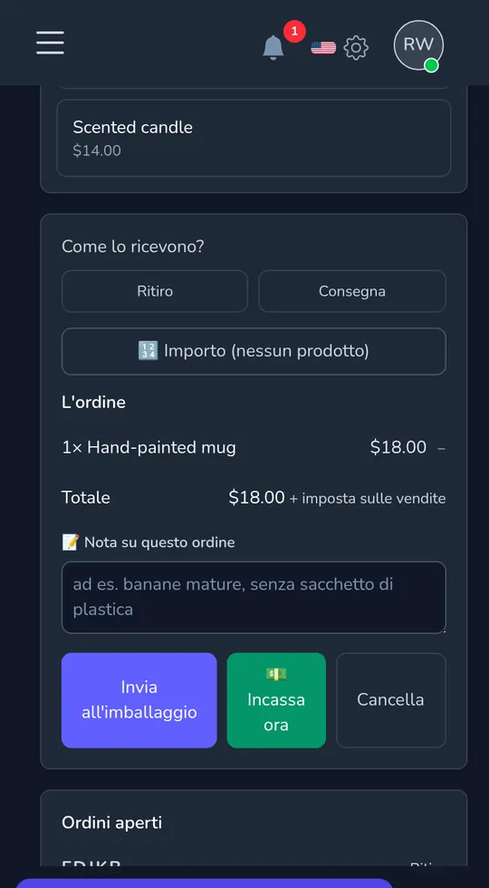 La cassa su un telefono: una tazza dipinta a mano, il totale, e i pulsanti per inviarla per l'imballaggio o addebitare ora.