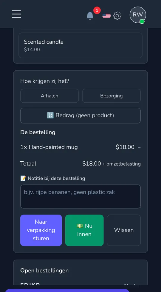 De kassa op een telefoon: één handgeschilderde mok, het totaal, en de knoppen om het in te pakken of nu in rekening te brengen.
