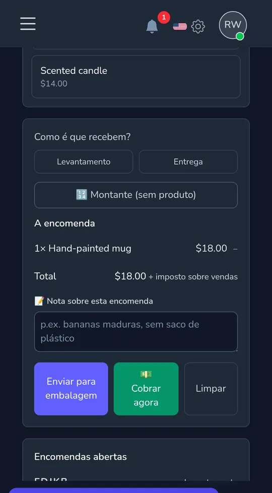 A caixa num telemóvel: uma chávena pintada à mão, o total e os botões para o enviar para embalagem ou cobrar agora.